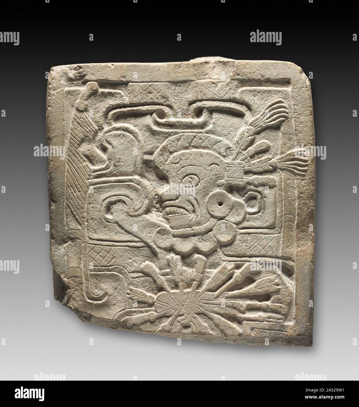 Stela Fragment, 600-950 AD. Diese ungewöhnliche Skulptur ist stilistisch in die Kunst der beiden Oaxaca und der Golfküste. Das Skelett wird auf der einen Seite gleicht einem Flachrelief stuck Tod die Figur an der Wand von Grab 1 in Zaachila, während das Thema der Abbildung scheinbar in geschnitzten blättert eingeschlossen auf einer Stele in El Tajin wiederholt wird. Die Post-klassische Periode in Mesoamerika ist in solchen Fällen oft lange gekennzeichnet - Abstand stilistische Einfluss. Stockfoto