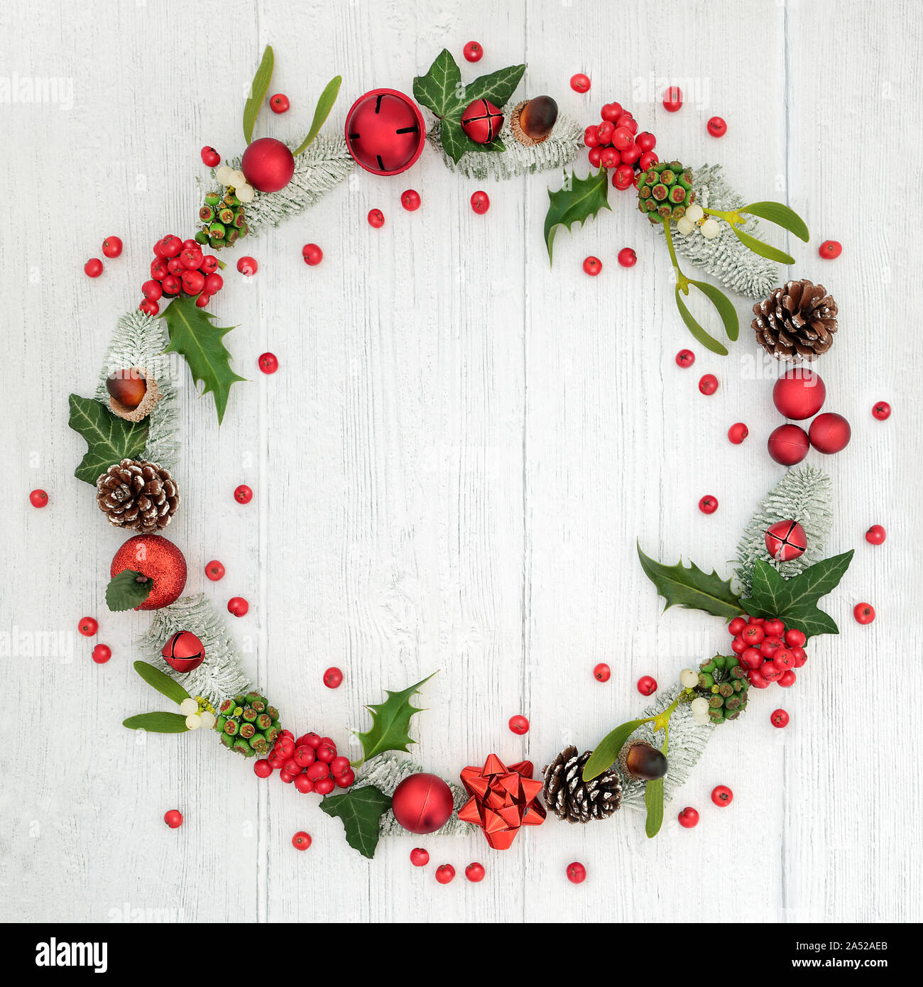 Christmas wreath Dekoration mit lose Stechpalme Beeren und Winter Flora auf rustikalem Holz Hintergrund mit kopieren. Stockfoto