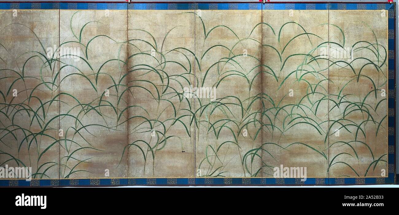 Susuki Gras, C. 1525. Susuki Gras hat eine in den Sommermonaten geöffnete Verbindung mit Herbst in der japanischen visuellen und literarischen Tradition. Er ist einer der "sieben Blüten im Herbst, "Zusammen mit Bush Klee, Pfeilwurz, Rosa, patrinia, mistflower und Glockenblume. Diese Zusammensetzung taucht der Betrachter in einem Feld von Gräsern und golden Bands von Nebel. Das Design kann als Hintergrund für Gedichte gebürstet in Kalligraphie auf eingerichteten Papiere gedient haben und auf der Oberfläche des Displays angebracht. Stockfoto
