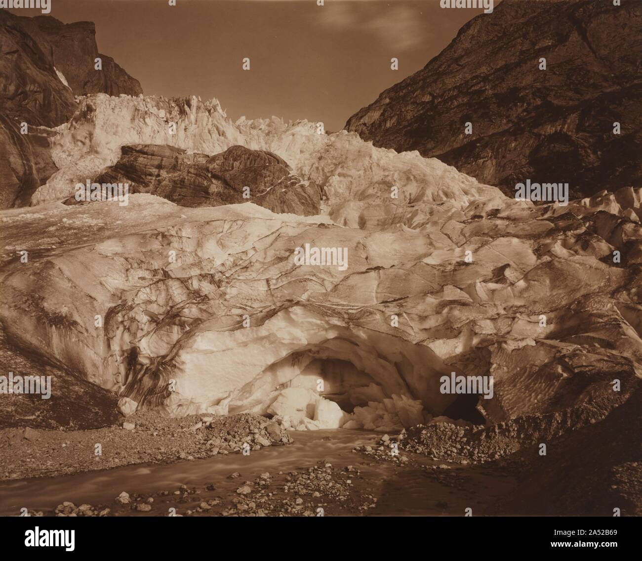 Die Schweiz. Grindelwald, Oberen Gletscher, die Quelle des Lutschine, 1875-1877. Braun Fotos oft Bohrung eine stilistische Ähnlichkeit mit realistischen Malerei in Frankreich. Fotografie war ein wichtiger Faktor in der Entwicklung des Realismus, einen Stil, der dann an Popularität gewinnt. Mit seiner klaren Darstellung der natürlichen Kräfte, dieses Foto eines Flusses, die aus einem Gletscher erinnert klar landschaft gemälde von Gustave Courbet (1819-1877). Die Courbet zahlreiche Fluss Szenen waren modern mit Braun die Arbeit und waren Teil der ästhetischen Kontext der Zeit. Stockfoto