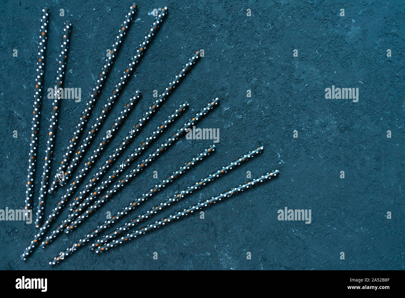 Schwarz cocktail Rohr auf eine strukturelle schwarzen Hintergrund für eine festliche Getränke, festlichen Hintergrund. Stockfoto