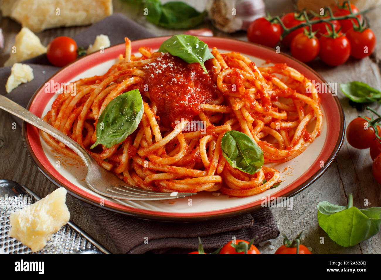Spaghetti Pasta mit Tomatensauce, Basilikum und Käse Stockfoto