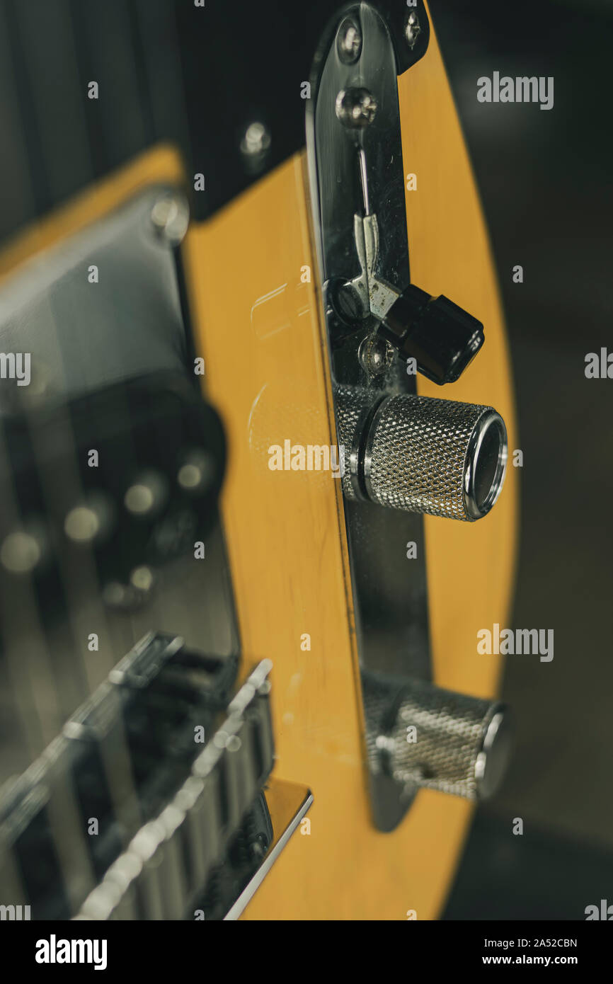 Streicher und Volume und Tone Räder mit Paddel Schalthebel eines Standard American Classic E-Gitarre Stockfoto