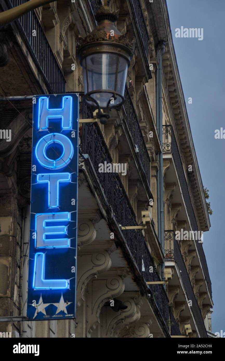 Neon Zwei-Sterne-Hotelschild in frankreich Stockfoto