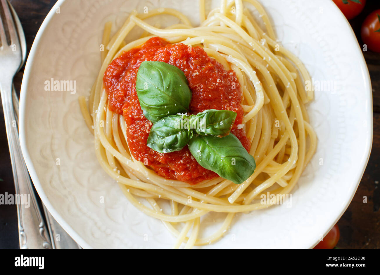Spaghetti Pasta mit Tomatensauce, Basilikum und Käse, Ansicht von oben Stockfoto