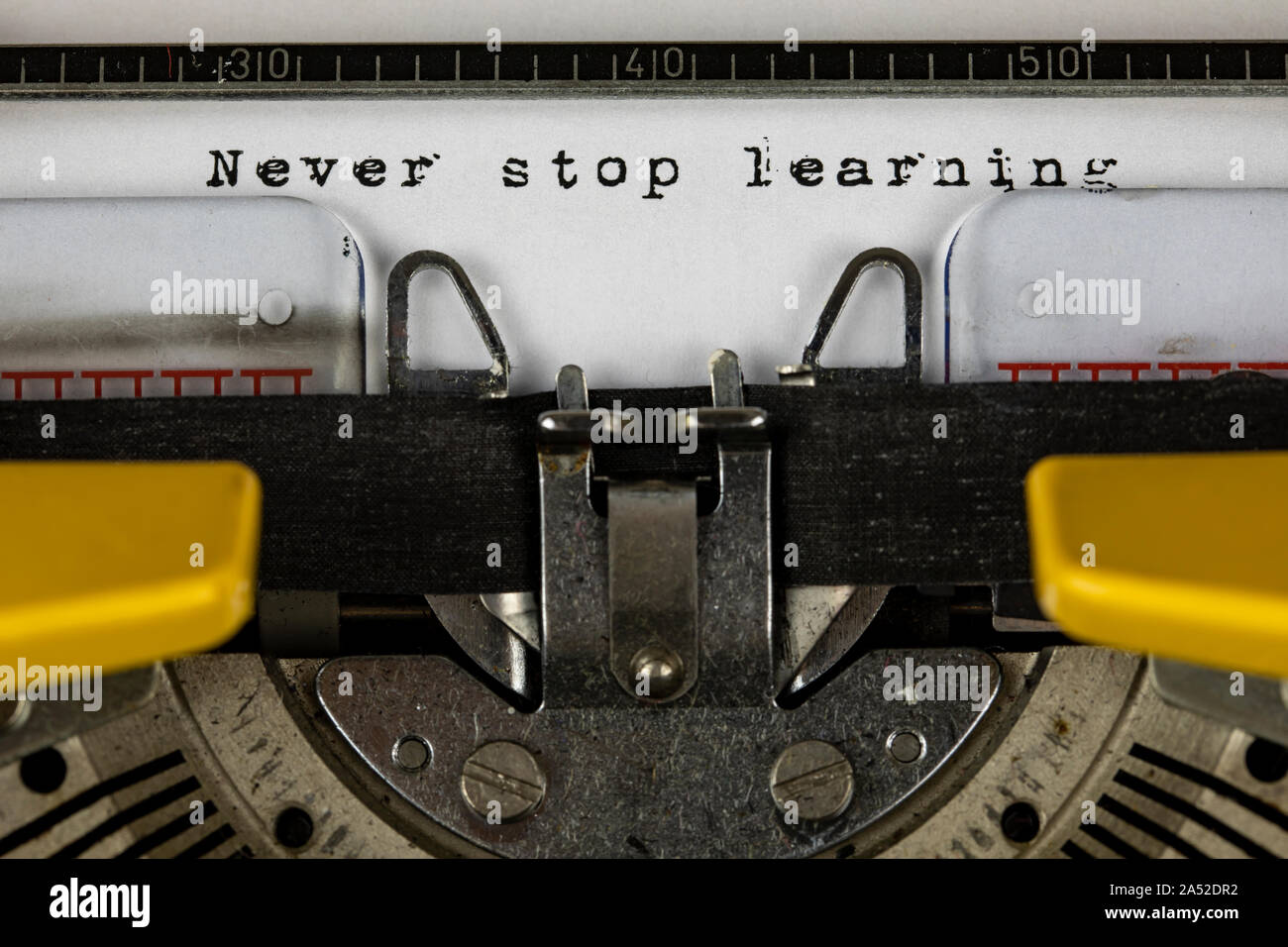 Alte Schreibmaschine mit Text nie aufhören zu lernen Stockfoto
