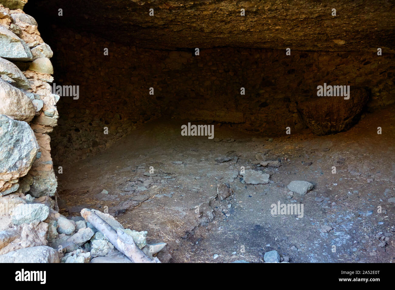 Innenraum der Wohnstätte der alten orthodoxen Einsiedler, die in der Höhle in der Nähe der Ortschaft Kastraki, Meteora, Griechenland Stockfoto