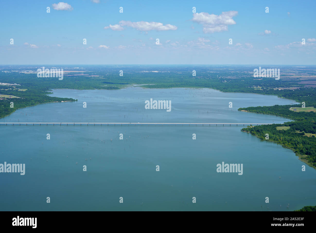 Luftaufnahme von Lavon Lake, Texas, USA. Osten Lucas Straßenbrücke über den See Lavon. Frisches Wasser Reservoir in Collin County, Dallas Metropolitan Area. Stockfoto