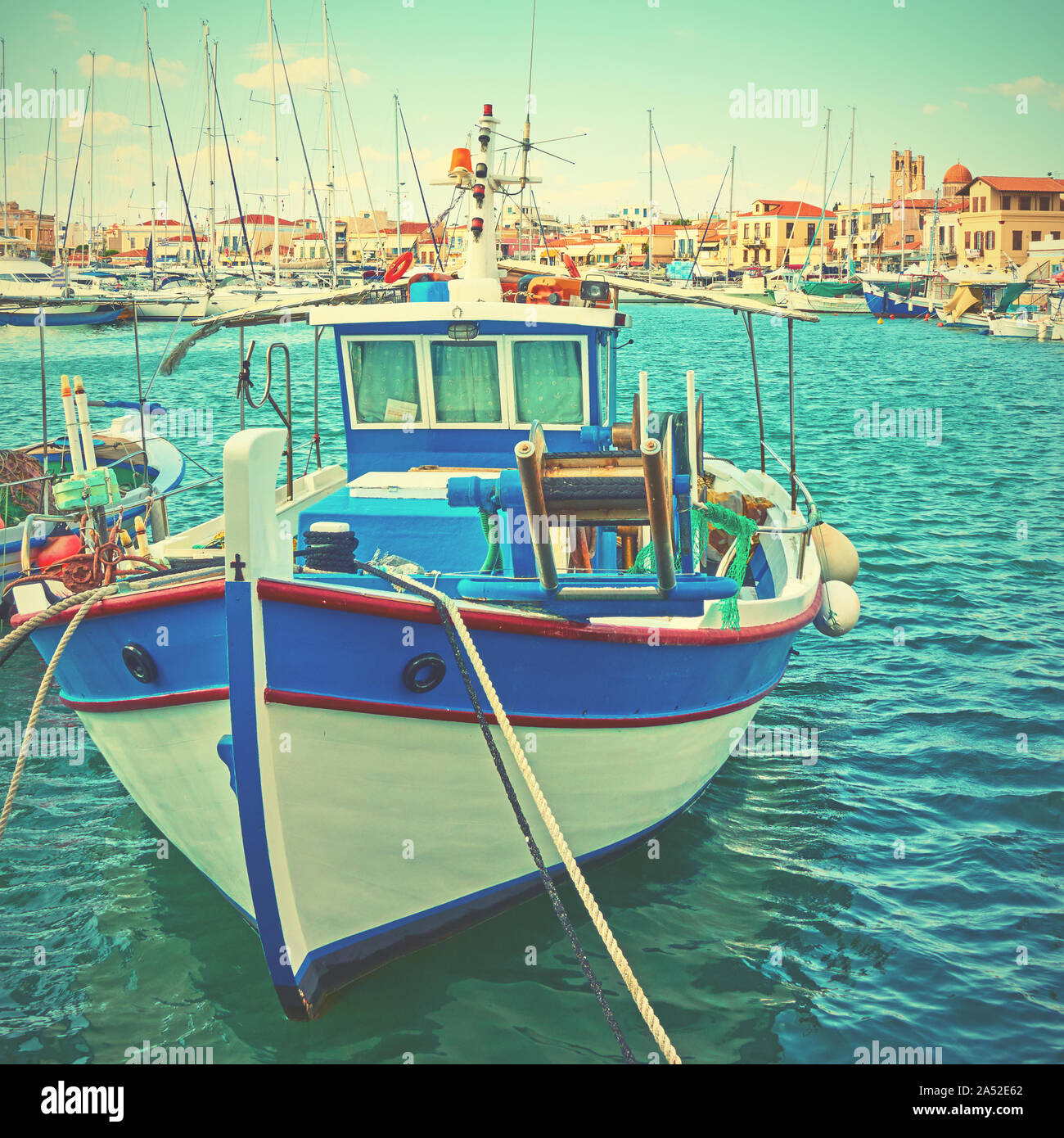 Altes Fischerboot im Hafen von Aegina, Griechenland. Vintage Style getönt Stockfoto