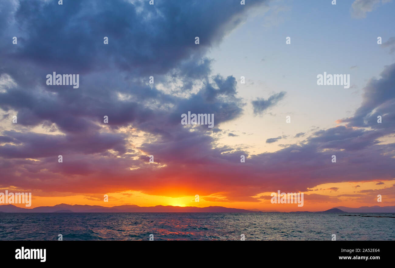 Schönen Sonnenuntergang über dem Meer mit glühenden Himmel - - Sonnenuntergang Marine/Landschaft mit Platz für eigenen Text Stockfoto