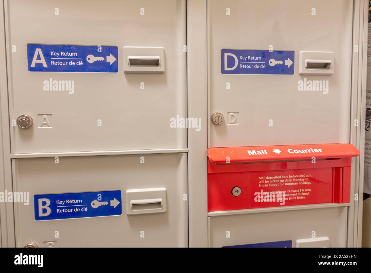 Canada Post Mailboxen innerhalb einer Wohnanlage für große Pakete und Paketsendungen Sowie einen Mailslot für die Buchung von Buchstaben. Stockfoto