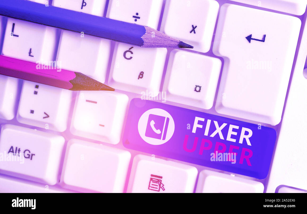 Schreiben Hinweis mit Fixer Upper. Business Konzept für Haus renovierungsbedürftig hauptsächlich verwendete Verbindung mit Kauf Weiß pc-Tastatur mit Hinweis Pape Stockfoto