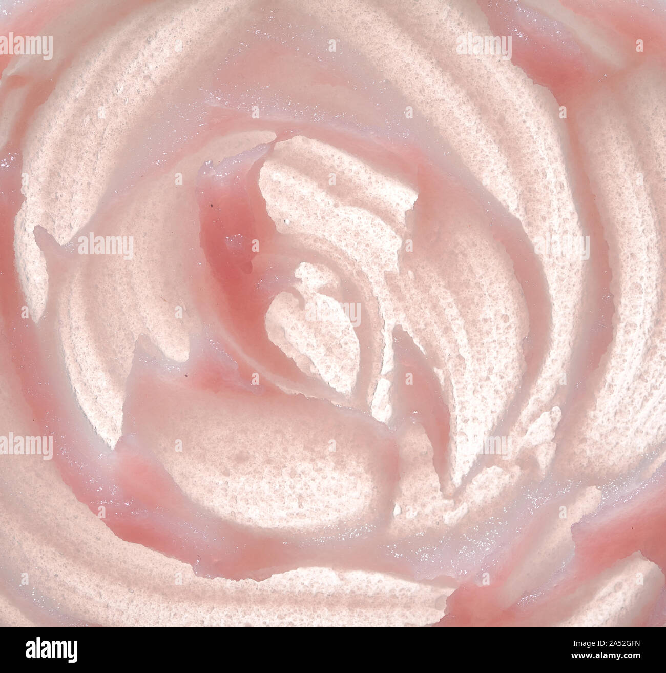 Zart rosa Textur und Anschläge einer kosmetische Gesichtsmaske oder Sahne auf weißem Hintergrund Stockfoto
