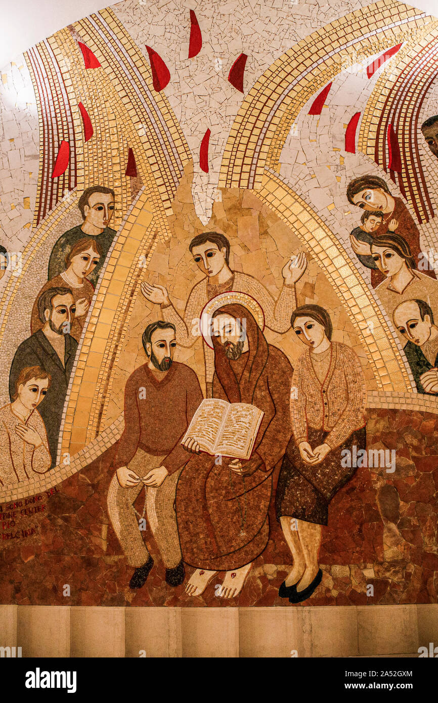 Italien Apulien San Giovanni Rotondo: Rampe der Unteren Kirche San Pio von Pietralcina: Die Vaterschaft des Heiligen Pio die Gebetsgruppen Stockfoto