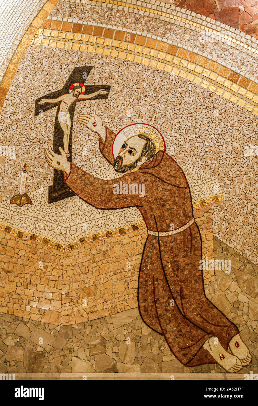 Italien Apulien San Giovanni Rotondo: Rampe der Unteren Kirche San Pio von Pietralcina: Saint Pio betet auf dem Altar vor dem Kruzifix Stockfoto