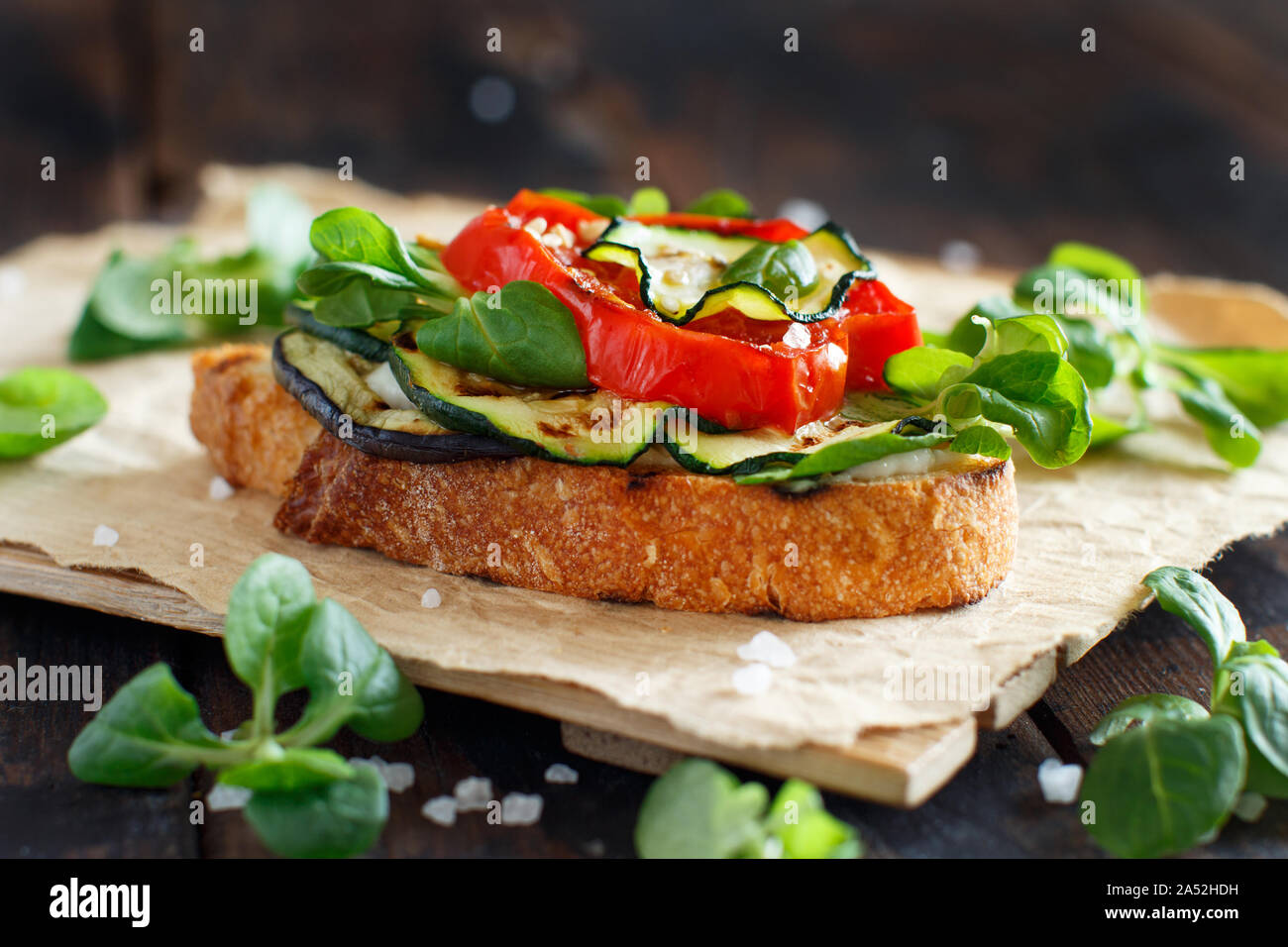 Vegetarisches Sandwich mit frischem Käse, gegrillten Tomaten, Auberginen und Zucchini Stockfoto