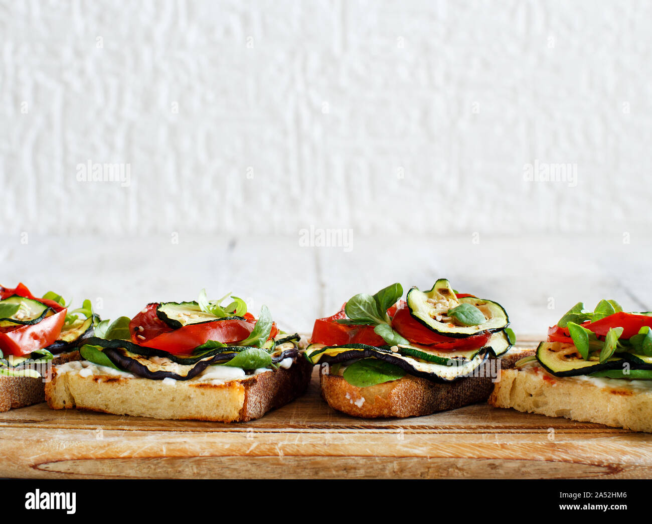 Vegetarisches Sandwich mit frischem Käse, gegrillten Tomaten, Auberginen und Zucchini Stockfoto