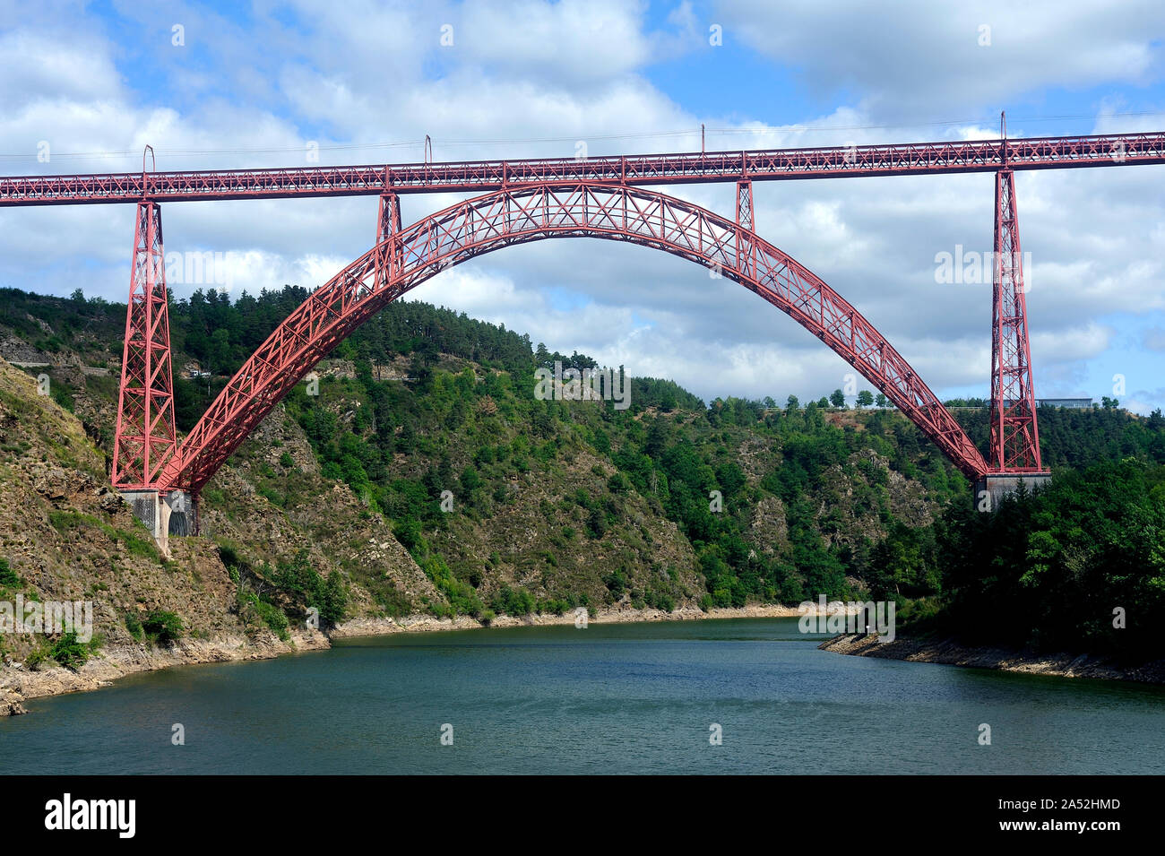 Der Viadukt von Garabit überspannt den Fluss Truyere im französischen Departement Cantal Stockfoto