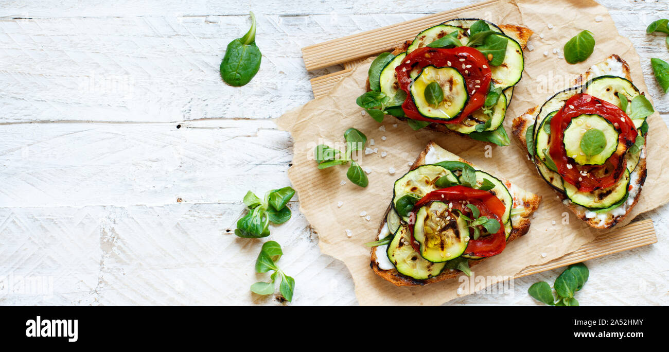 Vegetarisches Sandwich mit frischem Käse, gegrillten Tomaten, Auberginen und Zucchini Stockfoto