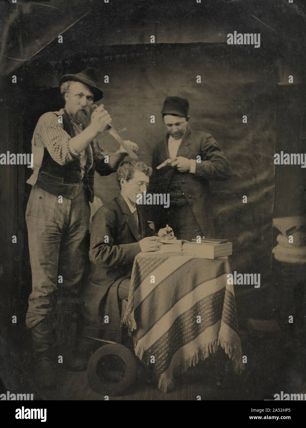 Die hold-up, 1880. Seit dem Beginn der Fotografie, Objekte und Personen  wurden gezielt angeordnet, oder inszeniert, für die Kamera. Populär in den  späten 1860er und 1870er Jahren, Tintypes angeboten niedrige Preise und