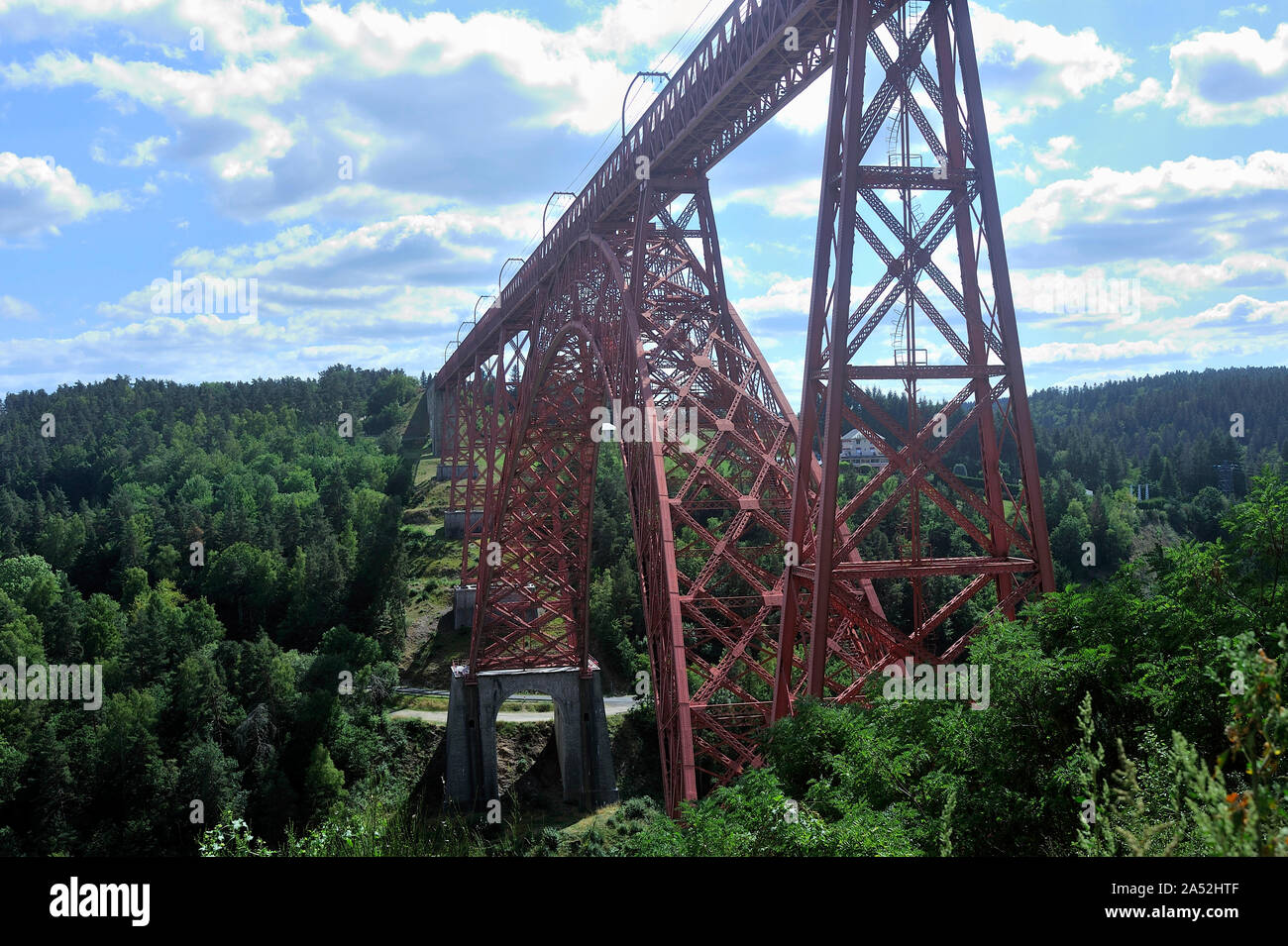 Der Viadukt von Garabit überspannt den Fluss Truyere im französischen Departement Cantal Stockfoto