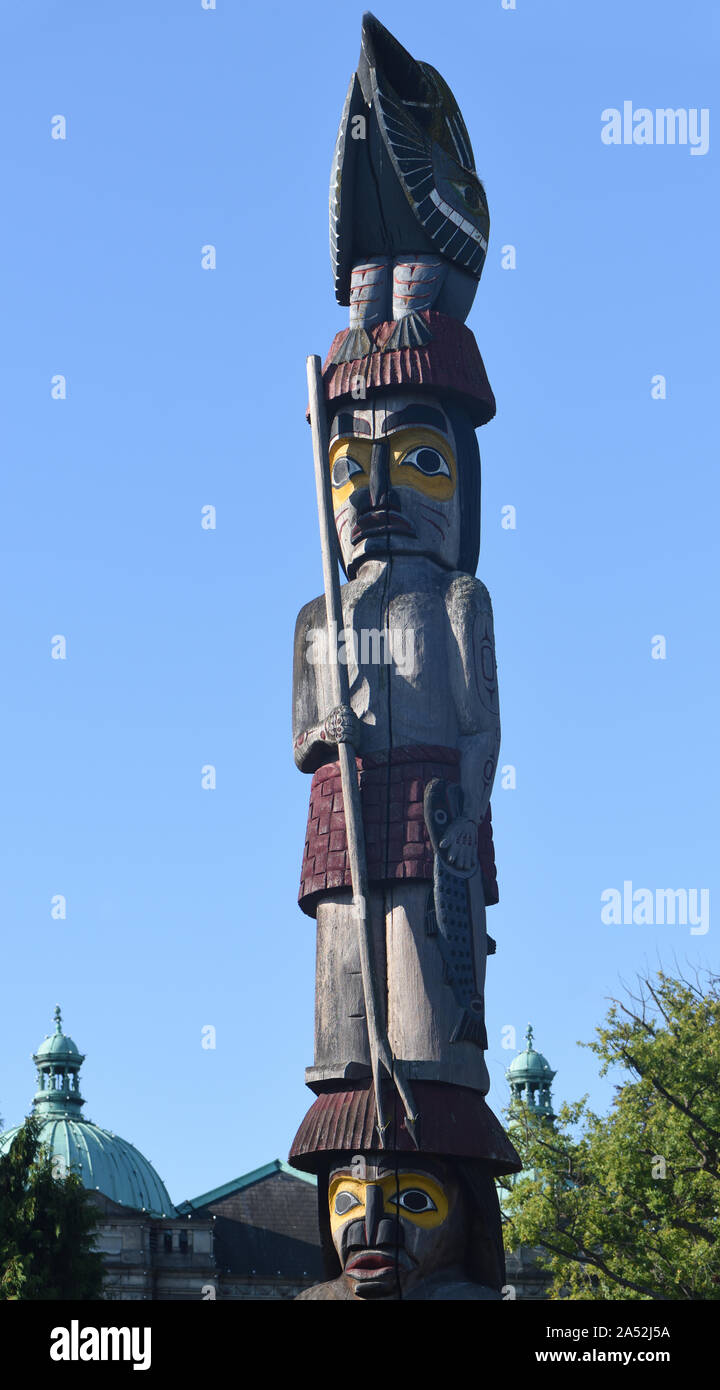 Detail Des Knowledge Totem Pole Ausserhalb Der Parlamentsgebaude Von British Columbia Das Einen Mann Mit Einem Lachs Und Einem Fischspecht Zeigt Der Totempfahl War Stockfotografie Alamy