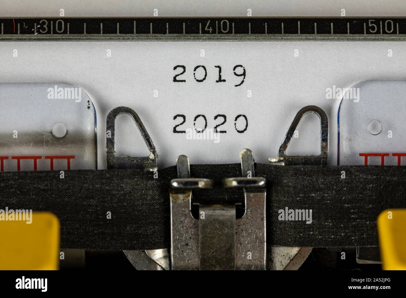 Alte Schreibmaschine mit Text 2019 2020 Stockfoto