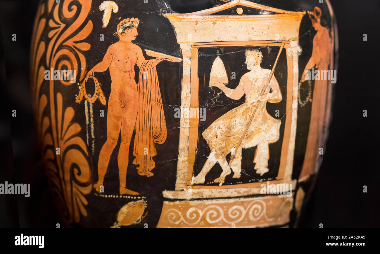 Malaga, Spanien - 2. März 2019: Amphore aus Apulien mit Krieger in Tempel, 350 v. Chr.. Bauer Sammlung Stockfoto