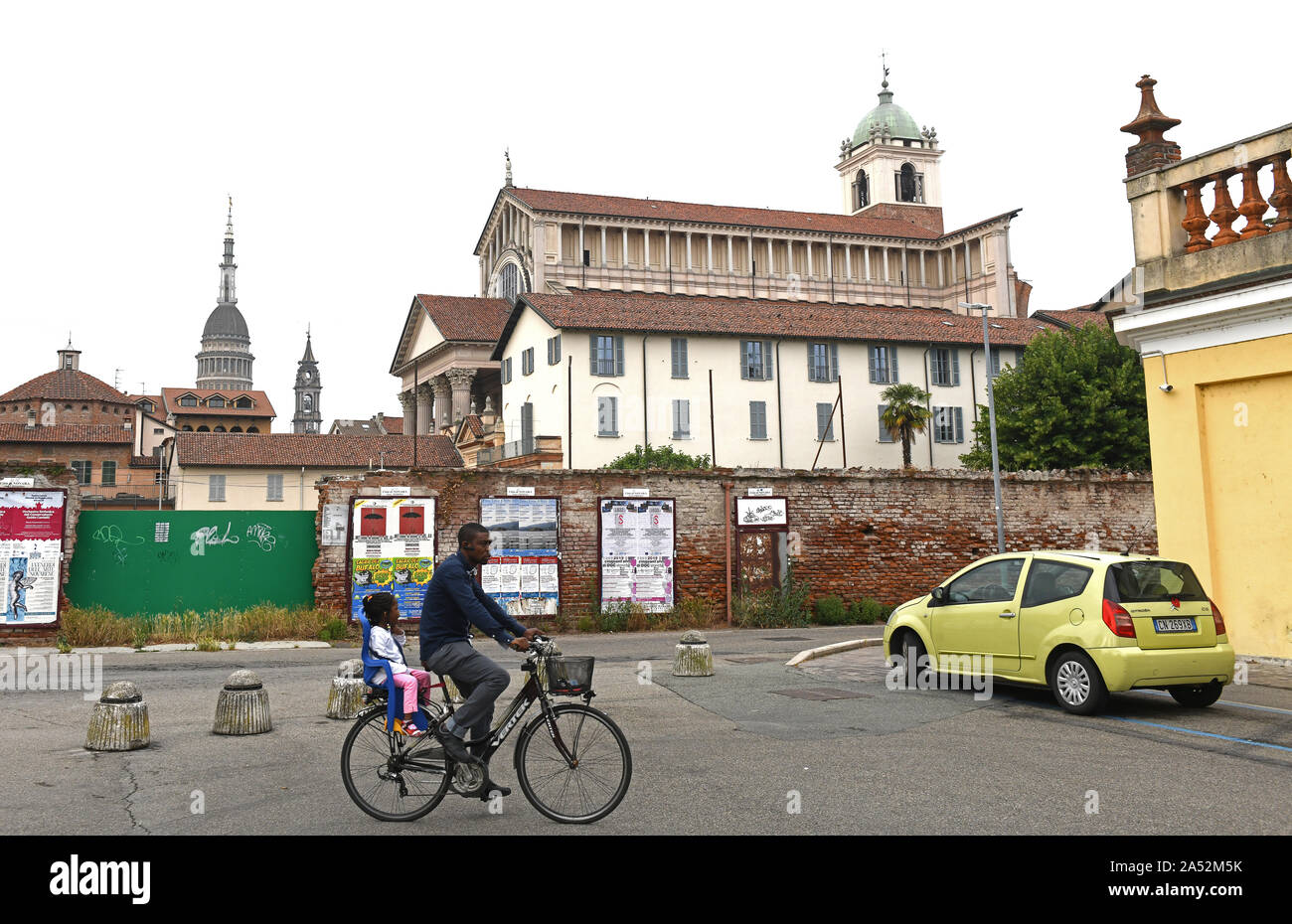 Mann und Kind reiten Fahrrad in Novara, Italien Stockfoto