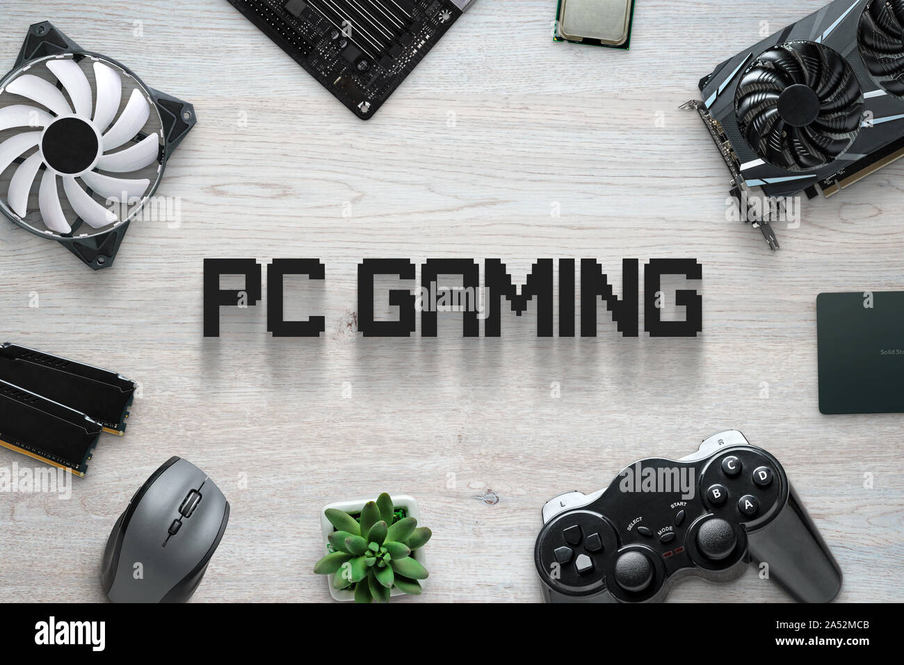 PC-Gaming flach Szene mit Text und Gaming Computer Komponenten und joypad. Ansicht von oben, bis Zusammensetzung schließen. Stockfoto