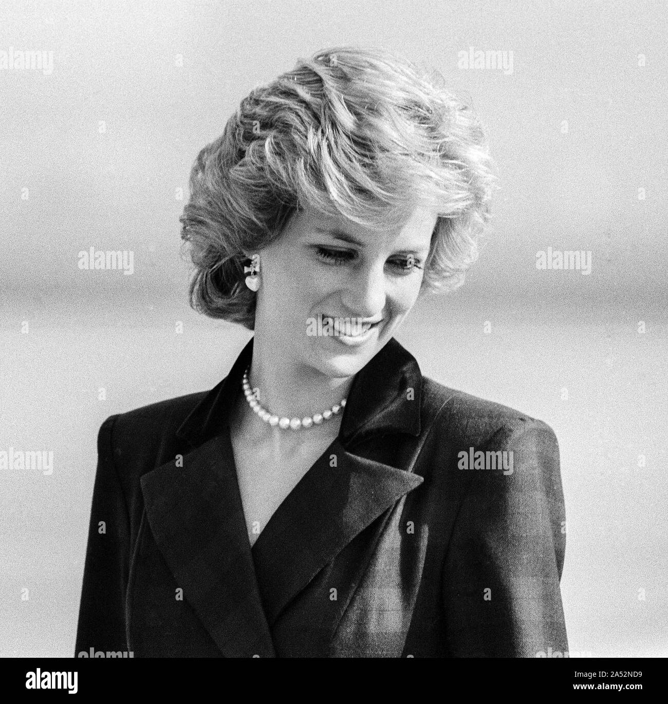 Prinz Philip Herzog von Edinburgh mit Prinz Charles und Diana, Prinzessin von Wales nach London zurückkehren aus Frankfurt im April 1985. Stockfoto