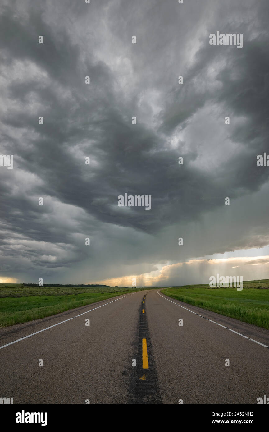 Sturmwolken über der Straße im Osten von Montana, USA Stockfoto