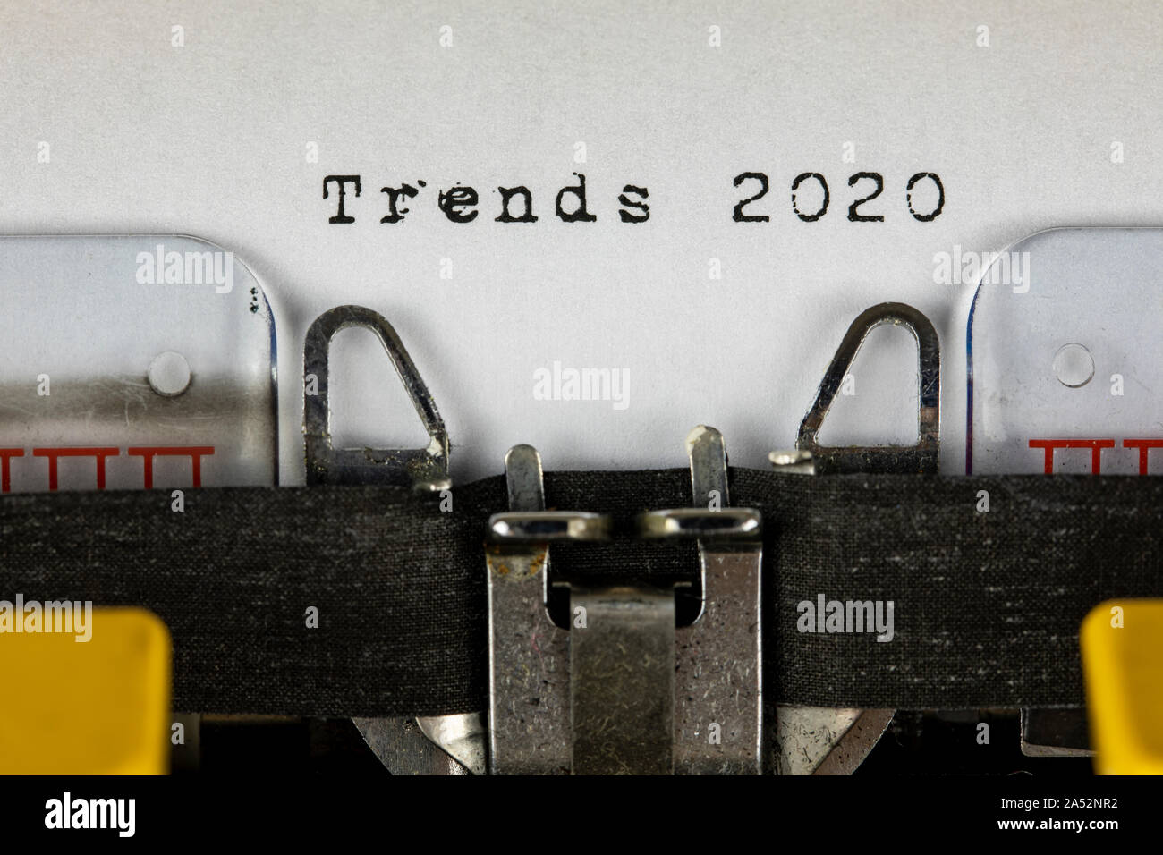 Alte Schreibmaschine mit Text Trends 2020 Stockfoto