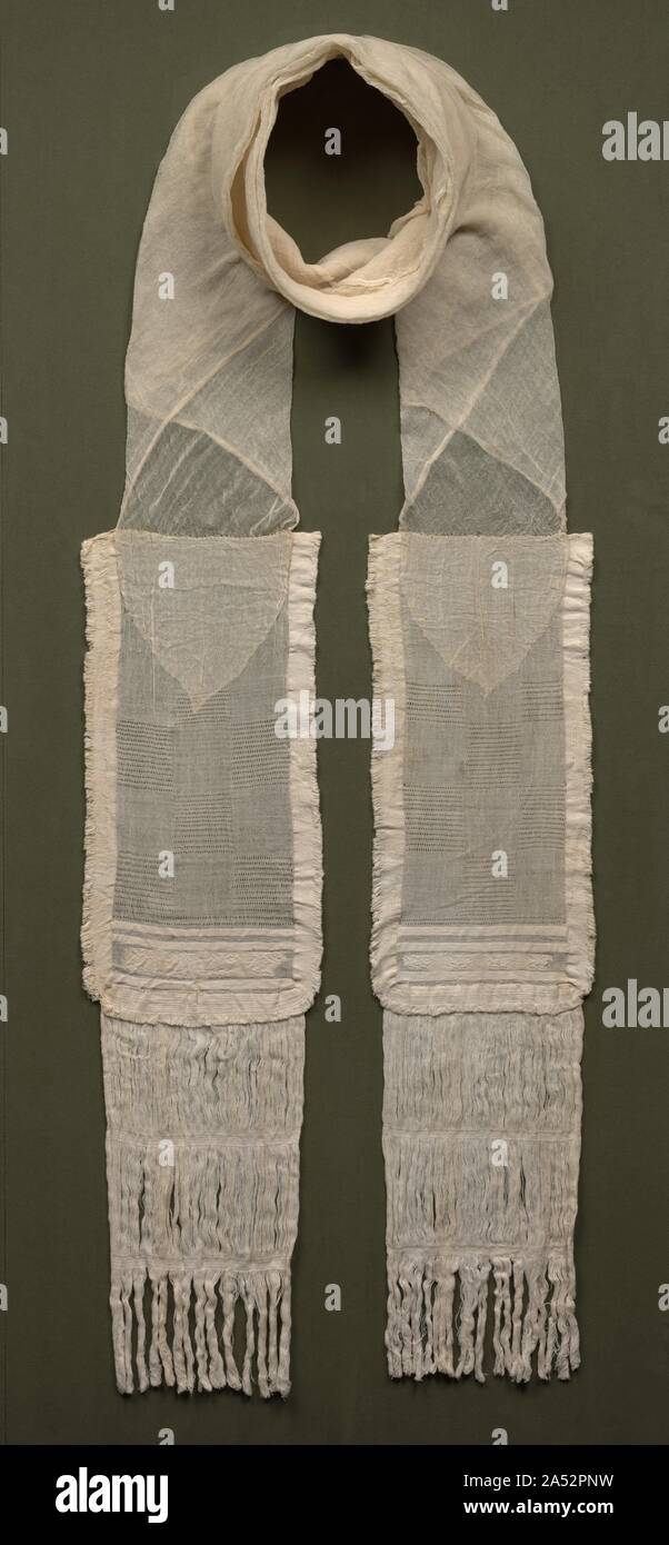 Turban, 1200-1460. Das Textil- und das angrenzende Lendenschurz gehören zu einer phänomenalen abgestimmten Satz von fünf Textilien, die vor kurzem durch das Museum erworben. Die anderen &#x2014; nicht auf dem Display &#x2014; sind ein großer Hut, eine Tasseled Band und ein großes rechteckiges Tuch (fast 5 x 9 Fuß), die möglicherweise zum Hängen oder ein Mantel (Schal - wie Kleidungsstück) gedient haben. Alle sind aus weißer Baumwolle auf wundersame Weise Hand gemacht - in hauchdünnen Garnen nur 0,1 bis 0,2 Millimeter im Durchmesser gesponnen. Und alle offenbaren eine große Liebe von unterschiedlichen Texturen, einige schwere und skulpturalen und andere als ätherisch wie ein Geschwätz. Dieses Gewebe wurde wahrscheinlich als turb verwendet Stockfoto