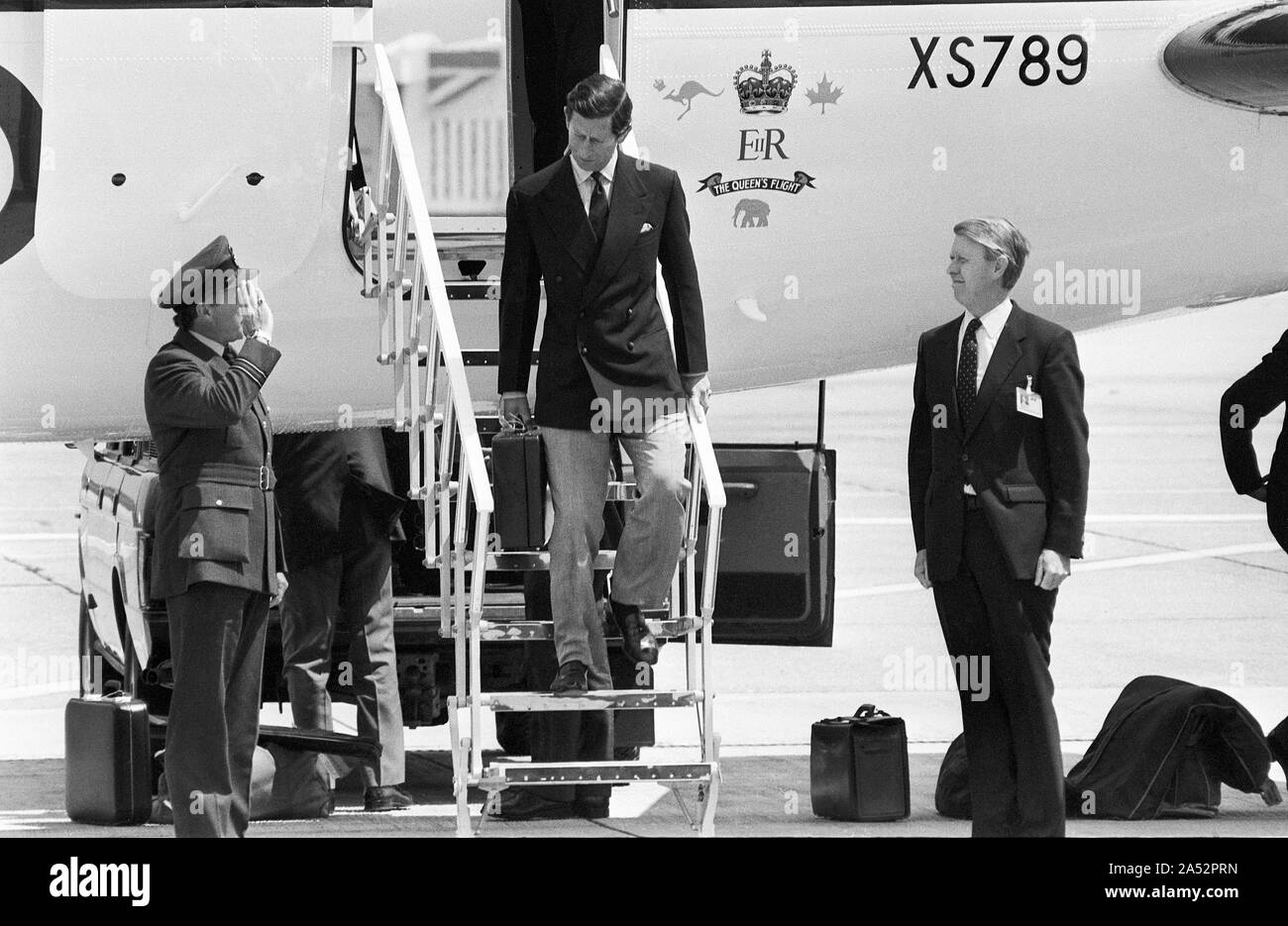 Prinz Philip Herzog von Edinburgh mit Prinz Charles und Diana, Prinzessin von Wales nach London zurückkehren aus Frankfurt im April 1985. Stockfoto
