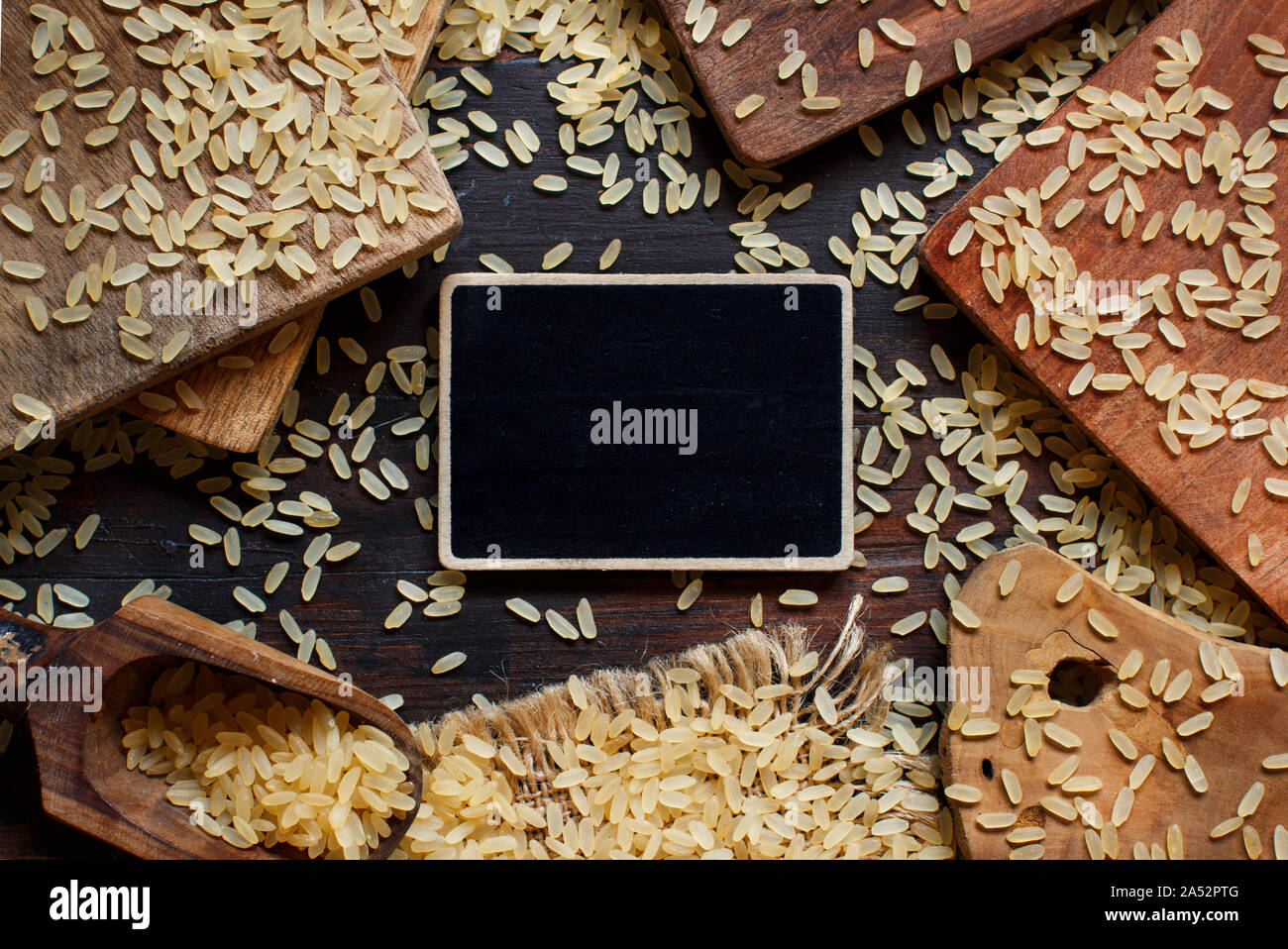 Parboiled Reis mit einer kleinen Tafel Ansicht von oben Stockfoto
