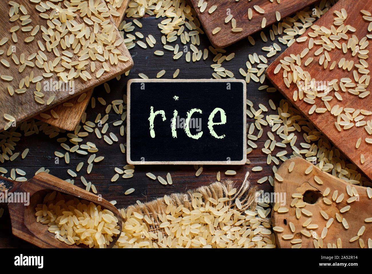 Parboiled Reis mit einer kleinen Tafel Ansicht von oben Stockfoto