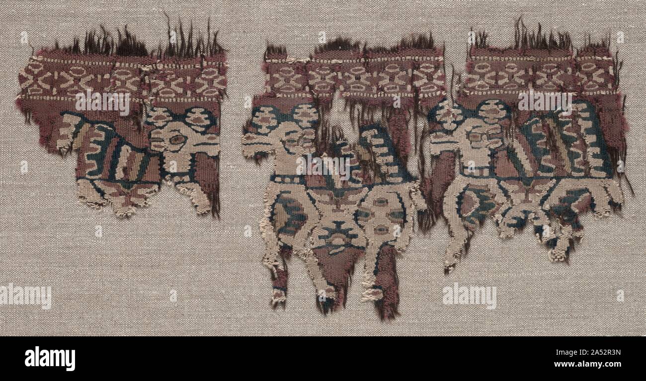 Zwei Fragmente einer Grenze (von einem Kleidungsstück?), später 700 s - 800 s. Stockfoto