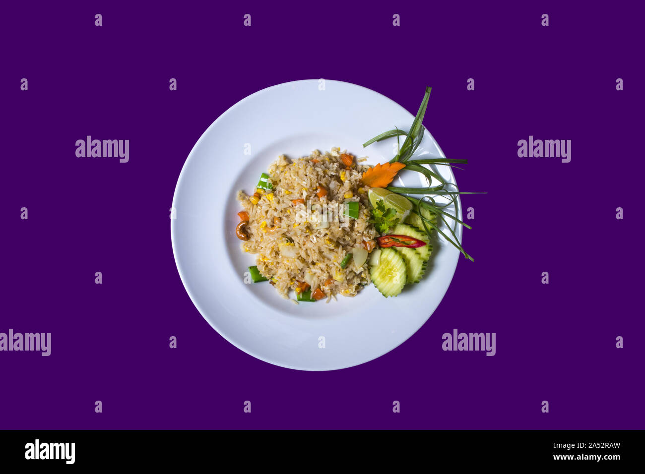 Asiatische Thai Essen auf weiße Platten mit lila Hintergrund mit Kopie Raum Stockfoto