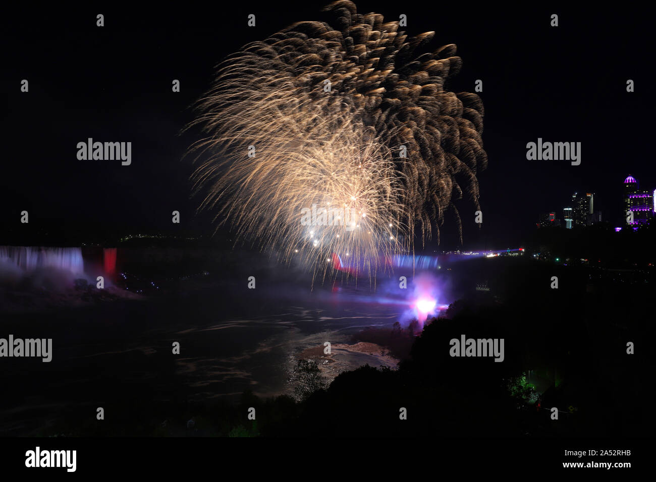 Spektakuläres Feuerwerk am Niagara Falls, Ontario, Kanada Stockfoto