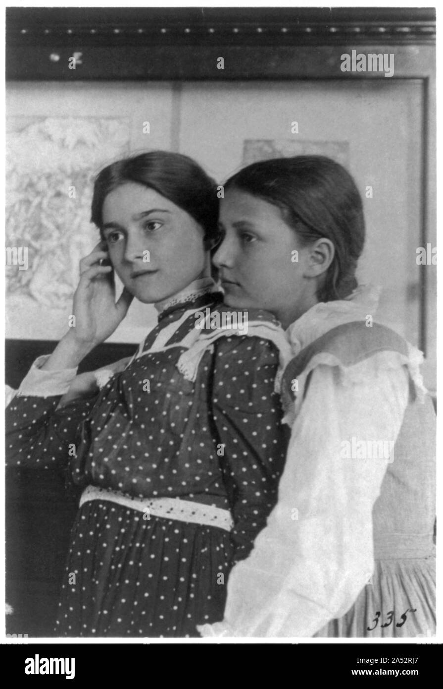 Zwei Mädchen von einem Washington, D.C., Schule auf eine Klasse Besuch der Bibliothek des Kongresses, an einer Ausstellung der Entlastung oder holzstiche suchen, eines mit ihr Kinn auf die Schulter des anderen Stockfoto