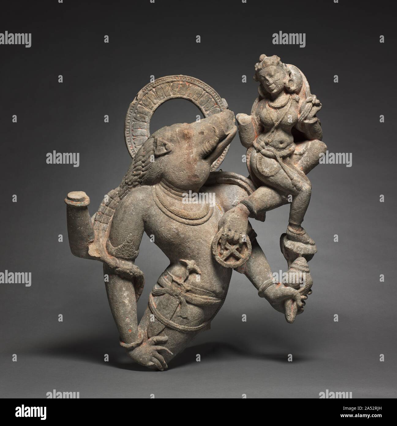 Vahara, Wildschwein Inkarnation von Vishnu, 700-800 n. In den Mythos des Vishnu Wildschwein Inkarnation, oder Avatar, ein Dämon versteckte die Erde am Boden des Urmeeres. Der Gott nahm die Gestalt eines Ebers (Varaha) und rettete sie. Auch mit seinen Beinen fehlt, diese Skulptur vermittelt die leistungsstarke Ausfallschritt von seinen Körper, als er die Erde in Sicherheit bringt. Da die Göttin Bhu, einer der beiden Vishnu Frauen verkörpert, sie nicht hilflos erscheint; auf seiner erhobenen Winkelstück thront, kehrt sie seine bewundernden Blick. Dieses Bild war beliebt bei den Königen von Indien, die erscheint es als eine Metapher für die eigene Eroberung o angeeignet zu haben Stockfoto