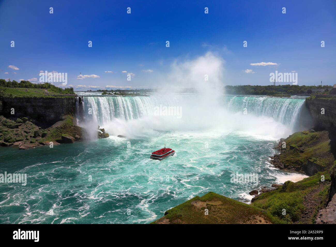 Touristen beobachten Niagara Falls vom Boot aus Stockfoto