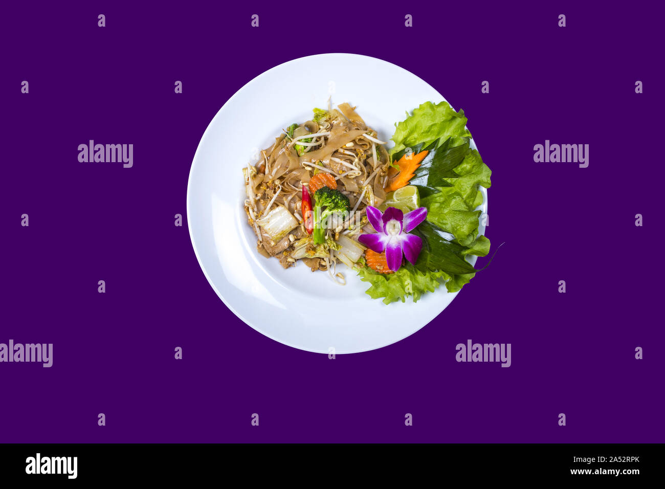 Asiatische Thai Essen auf weiße Platten mit lila Hintergrund mit Kopie Raum Stockfoto