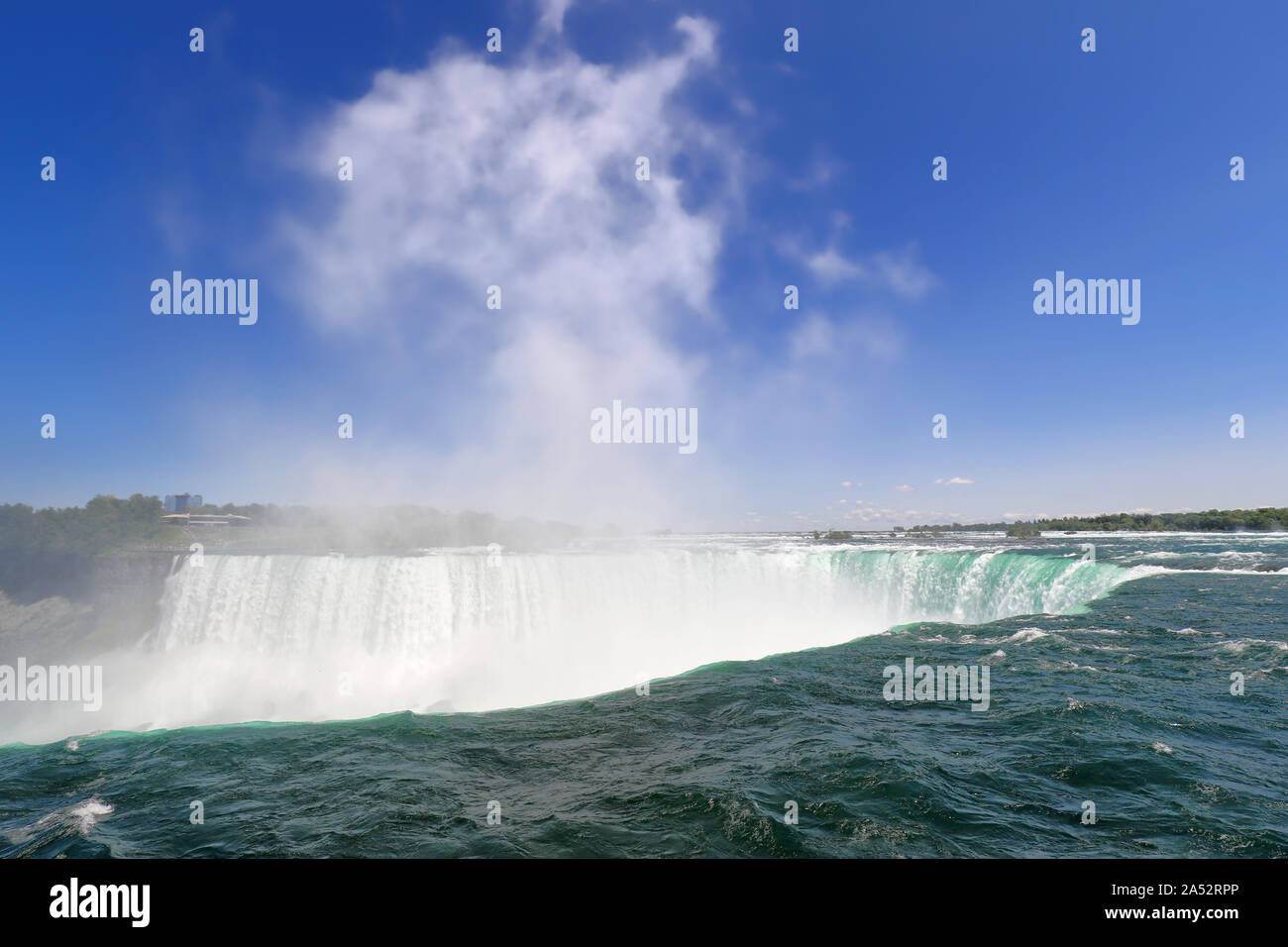Der Blick auf die Horseshoe Fall mit Regenbogen, Niagara Falls, Ontario, Kanada Stockfoto
