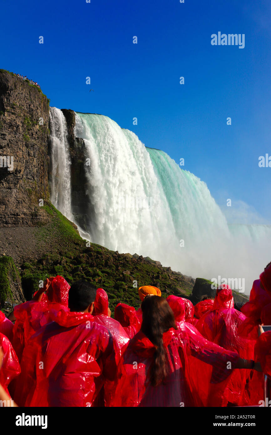 Nicht erkennbare Touristen beobachten Niagara Falls vom Boot, flacher Fokus Stockfoto
