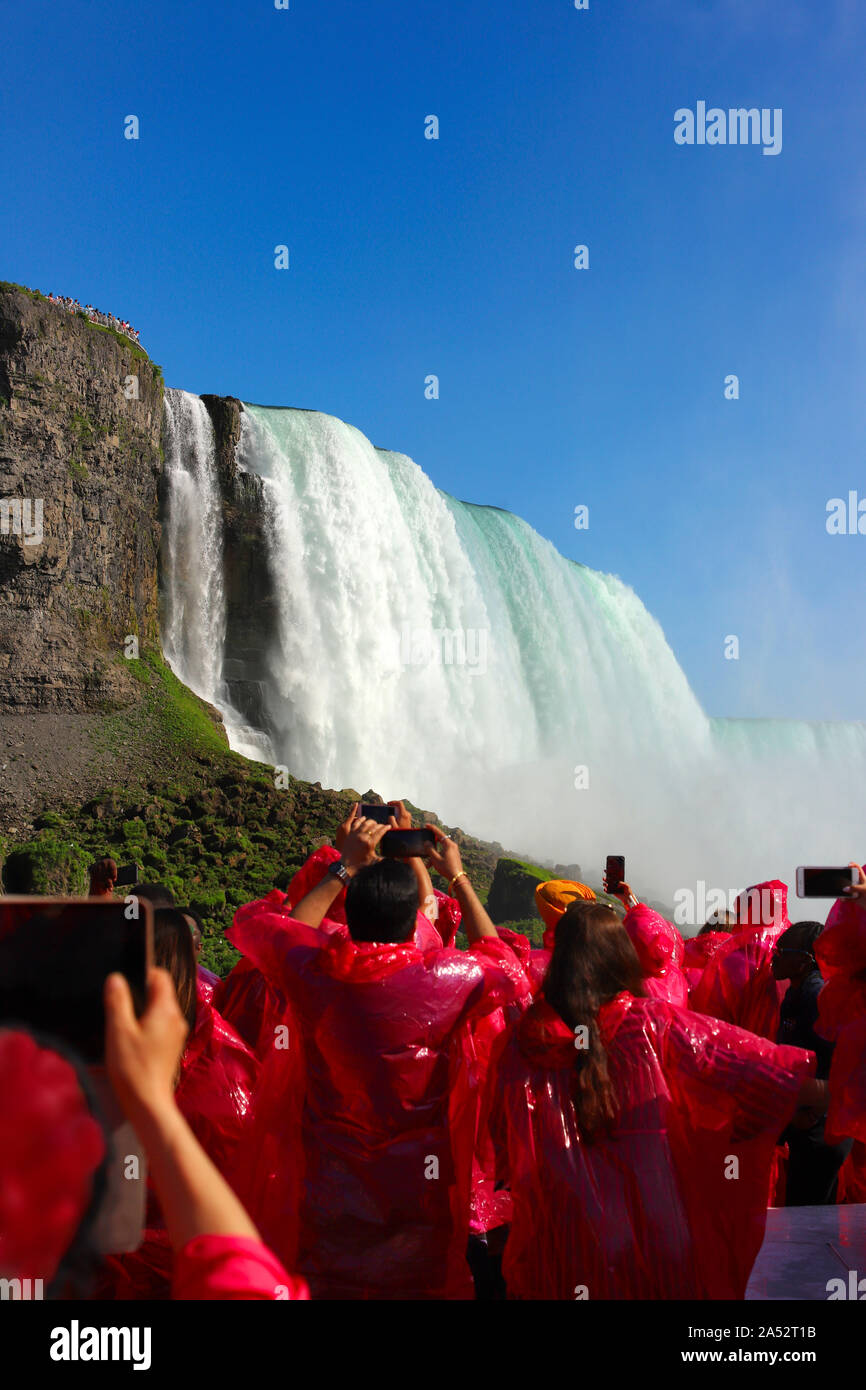 Nicht erkennbare ourists beobachten Niagara Falls vom Boot, flacher Fokus Stockfoto