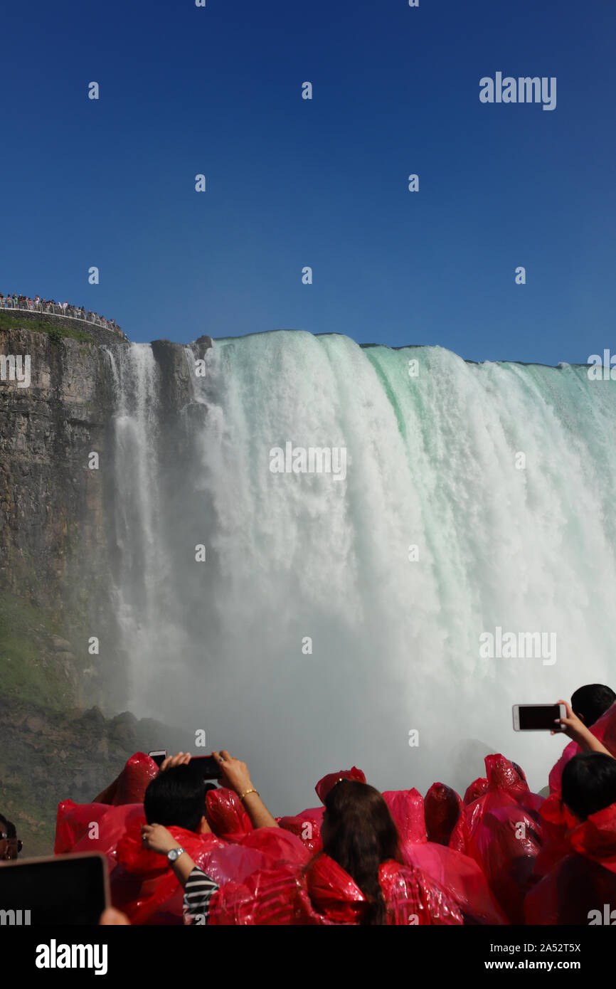 Nicht erkennbare Touristen beobachten Niagara Falls vom Boot, flacher Fokus Stockfoto