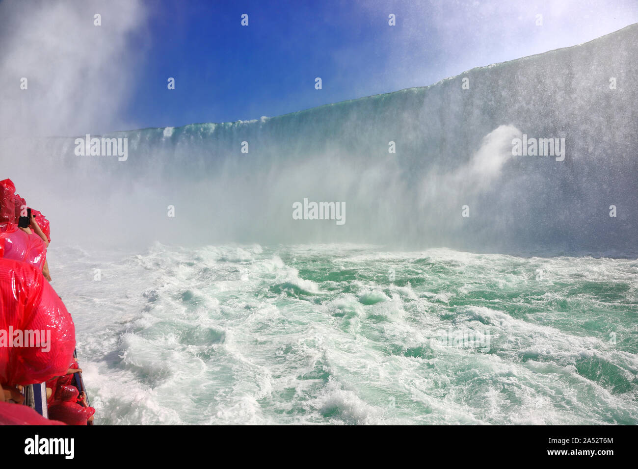 Nicht erkennbare Touristen beobachten Niagara Falls vom Boot, flacher Fokus Stockfoto