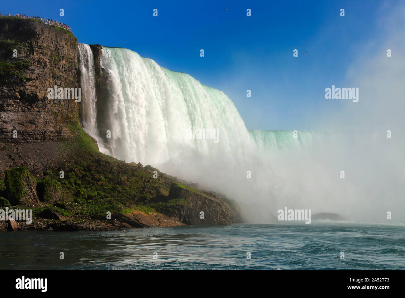 Touristen beobachten Niagara Falls auf der Aussichtsplattform Stockfoto